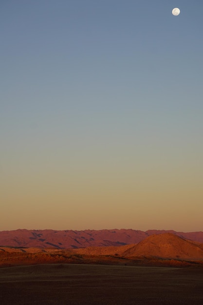 Schöner Blick auf die Wüste vor klarem Himmel bei Sonnenuntergang.