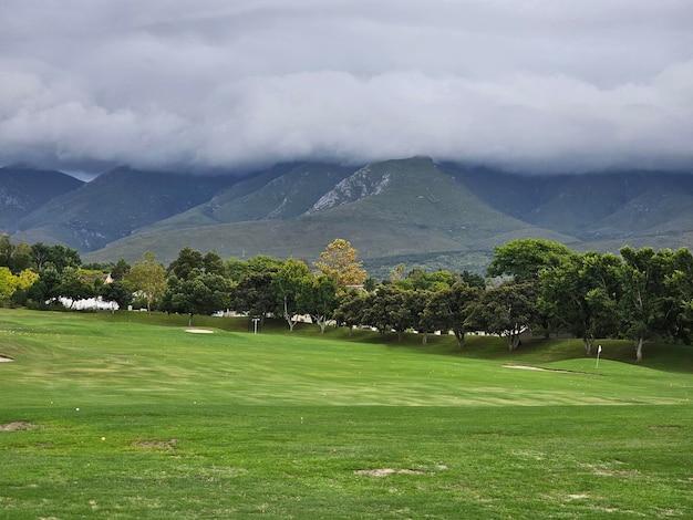 Schöner Blick auf einen Golfplatz mit Bergen