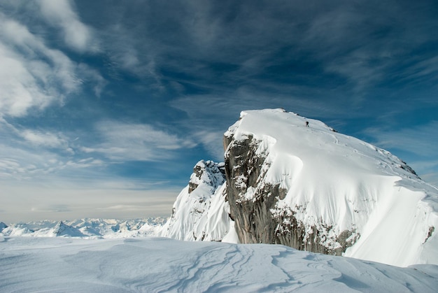 Schöner Blick auf einen schneebedeckten Berg vor einem bewölkten Himmel