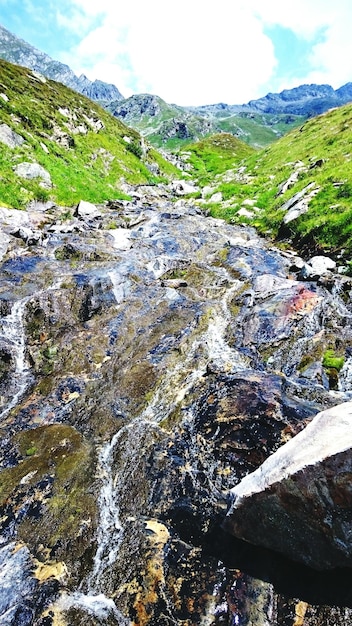 Foto schöner blick auf fluss und berge.