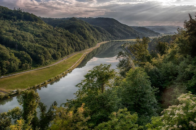 Schöner Blick auf Fluss und Berge.