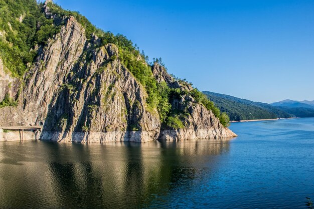 Foto schöner blick auf meer und berge vor klarem blauem himmel