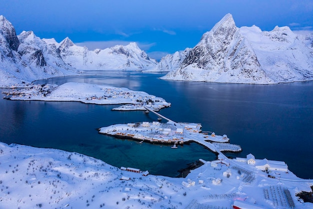 Schöner Blick auf schneebedeckte Berge und Meer gegen den Himmel