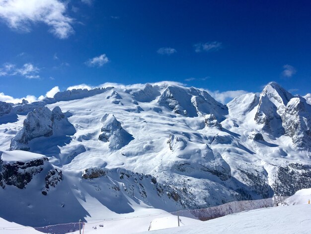 Foto schöner blick auf schneebedeckte berge vor blauem himmel