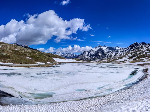 Schöner Blick auf schneebedeckte Berge vor blauem Himmel