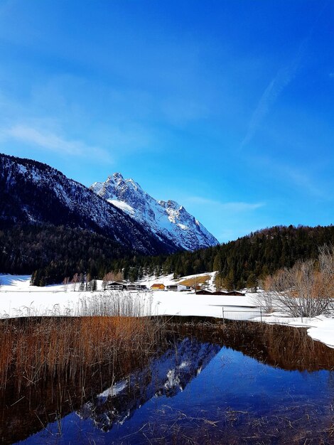 Foto schöner blick auf schneebedeckte berge vor blauem himmel