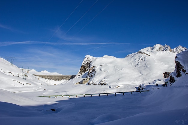Schöner Blick auf schneebedeckte Berge vor blauem Himmel