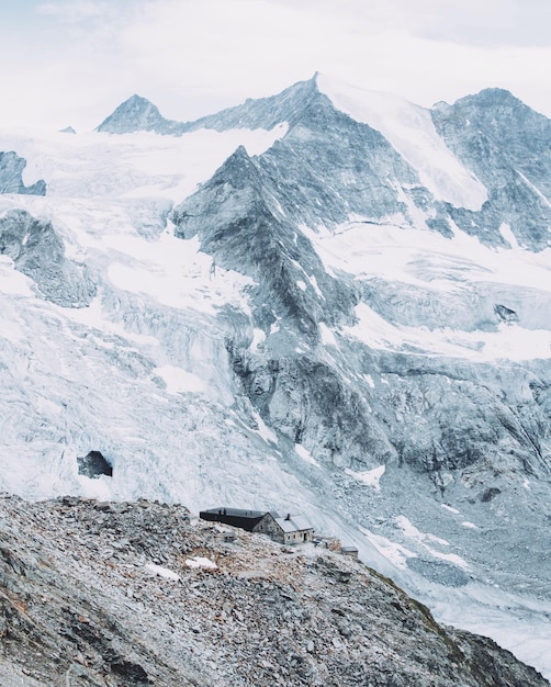 Schöner Blick auf schneebedeckte Berge vor einem bewölkten Himmel