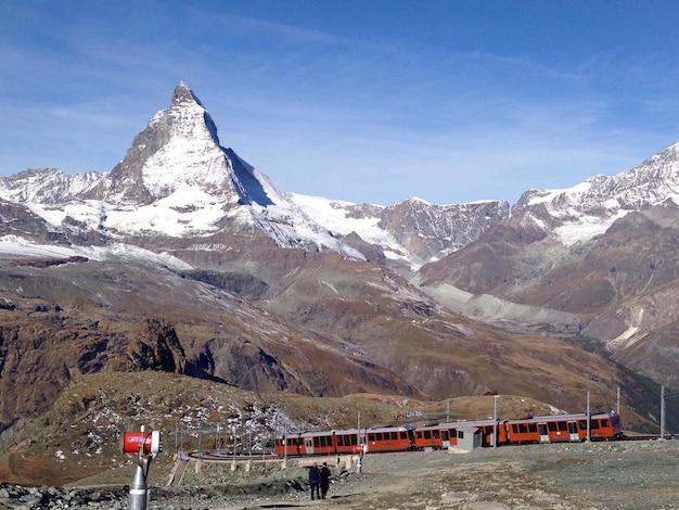 Schöner Blick auf schneebedeckte Berge vor einem bewölkten Himmel