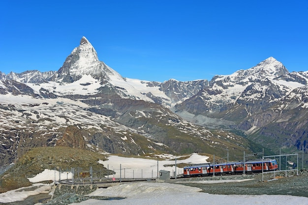 Schöner Blick auf schneebedeckte Berge vor klarem blauem Himmel