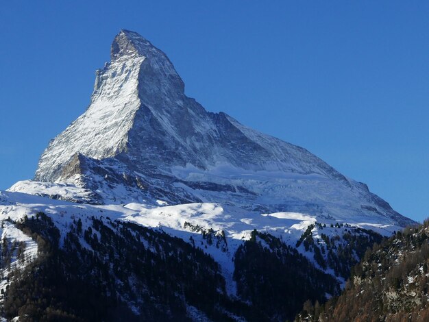 Foto schöner blick auf schneebedeckte berge vor klarem blauem himmel