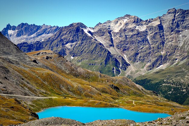 Foto schöner blick auf schneebedeckte berge vor klarem blauem himmel