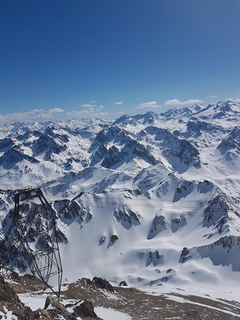 Schöner Blick auf schneebedeckte Berge vor klarem blauen Himmel