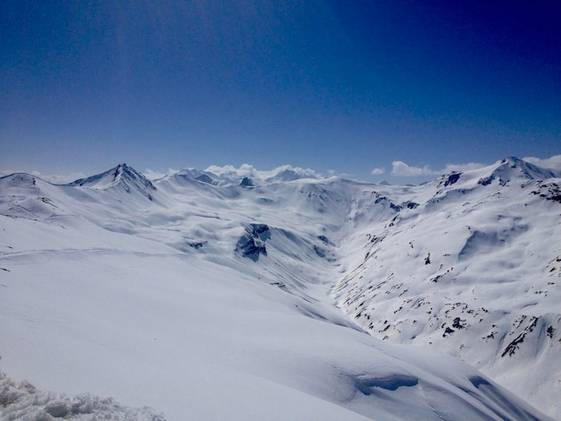 Schöner Blick auf schneebedeckte Berge vor klarem blauen Himmel