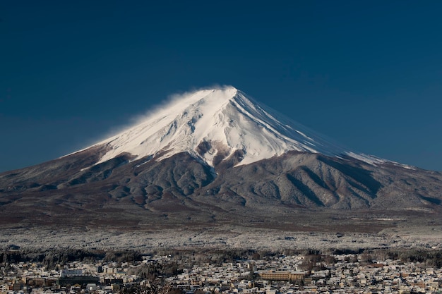 Schöner Blick auf schneebedeckte Berge vor klarem Himmel