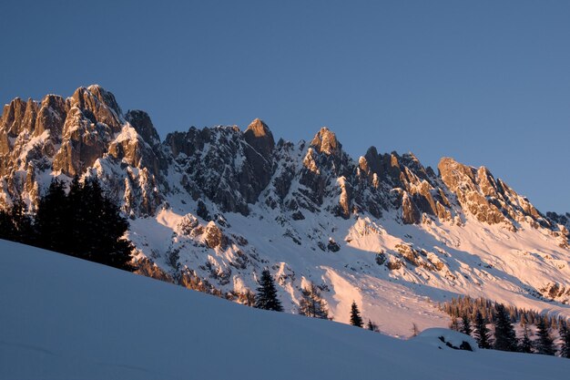 Foto schöner blick auf schneebedeckte berge vor klarem himmel