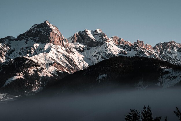 Foto schöner blick auf schneebedeckte berge vor klarem himmel