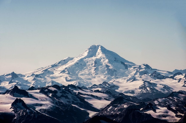 Schöner Blick auf schneebedeckte Berge vor klarem Himmel