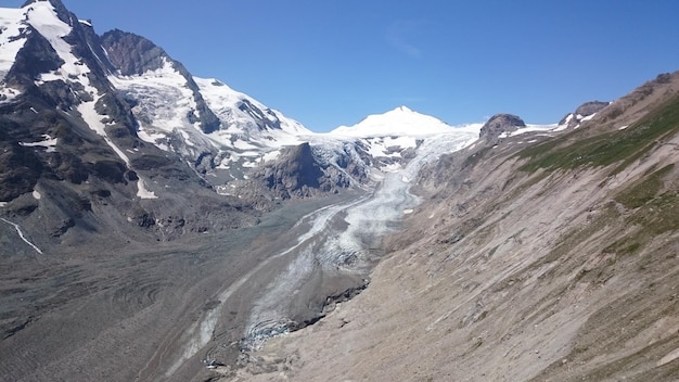 Schöner Blick auf schneebedeckte Berge vor klarem Himmel