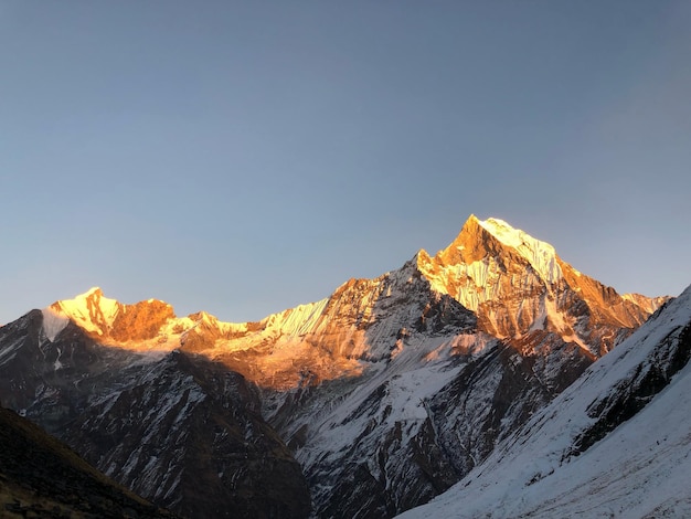 Schöner Blick auf schneebedeckte Berge vor klarem Himmel