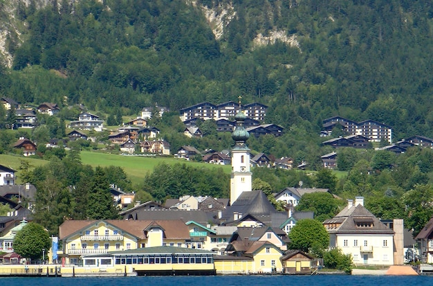 Schöner Blick auf Stadt und See an einem Sommertag Sankt Wolfgang Österreich