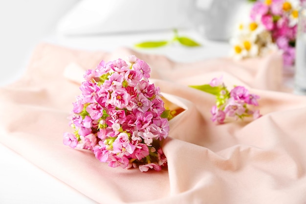 Schöner Blumenstrauß auf rosa Serviette