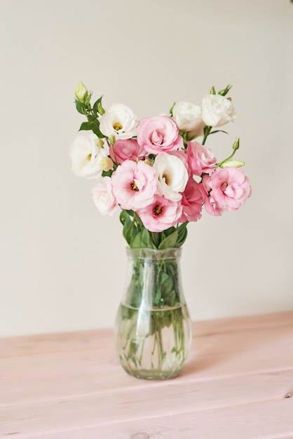 Schöner Blumenstrauß auf Tisch