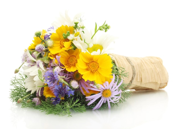 Schöner Blumenstrauß aus hellen Wildblumen, isoliert auf weiss