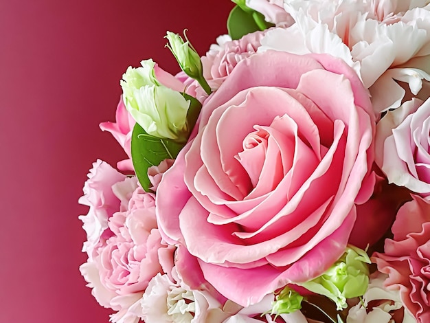Schöner Blumenstrauß aus rosa blühenden Blumen als Urlaubsgeschenk, luxuriöses Blumendesign