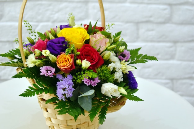 Schöner Blumenstrauß der bunten Blumen im Korb