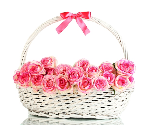 Schöner Blumenstrauß der rosa Rosen im Korb, lokalisiert auf Weiß