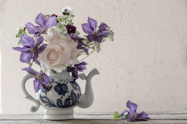 Schöner Blumenstrauß im rustikalen Stil