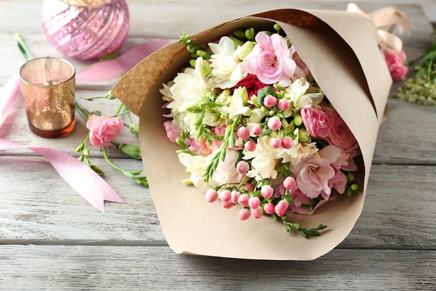 Schöner Blumenstrauß mit Freesienblumen auf dem Tisch