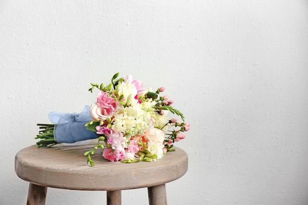 Schöner Blumenstrauß mit Freesienblumen auf dem Tisch