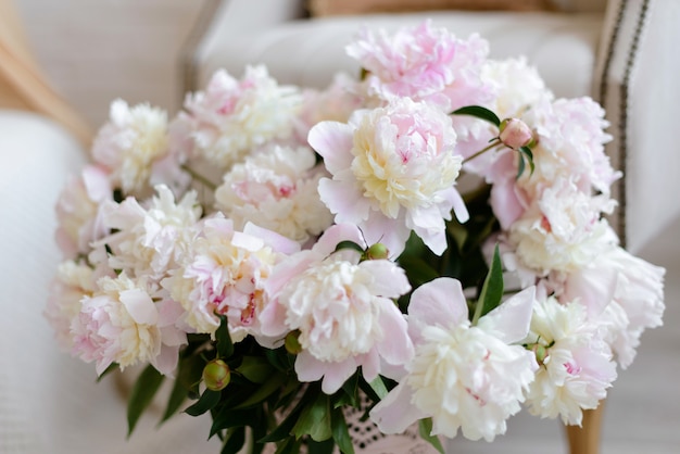 Schöner Blumenstrauß mit rosa Blumen