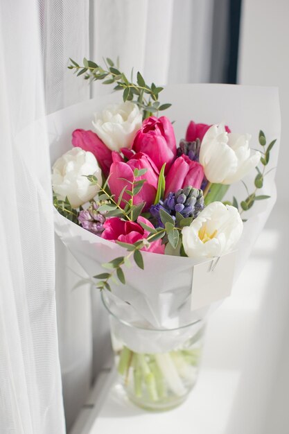 Schöner Blumenstrauß mit Tulpen und Hyazinthen