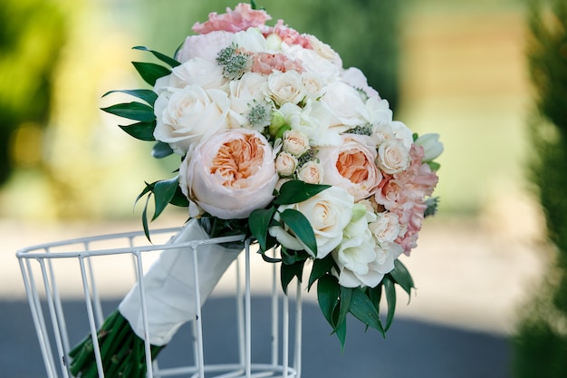 Schöner Blumenstrauß mit zarten Blumen.