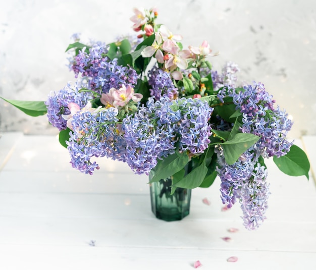 Schöner Blumenstrauß rosa und lila Blumen mit Lichtern Frühlingsblumen