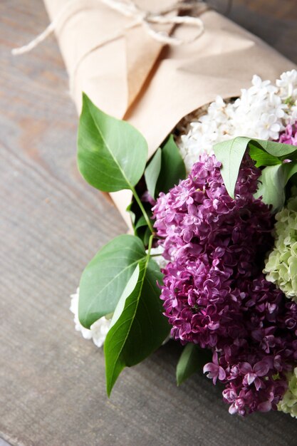 Schöner Blumenstrauß von Frühlingsblumen auf farbigem Holzhintergrund