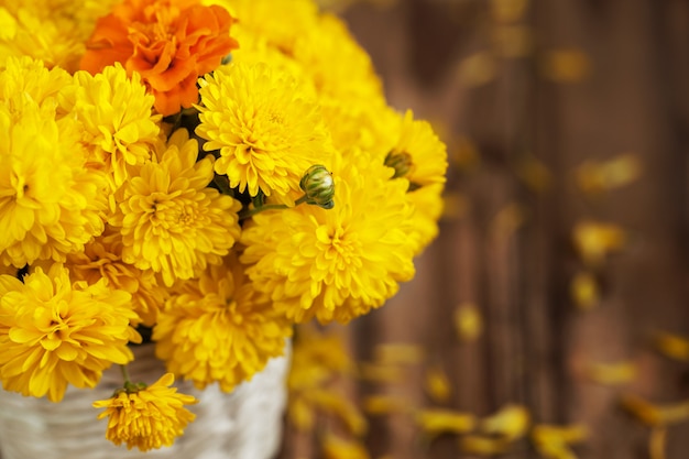 Schöner Blumenstrauß von gelben Chrysanthemen blüht im Weidenkorb