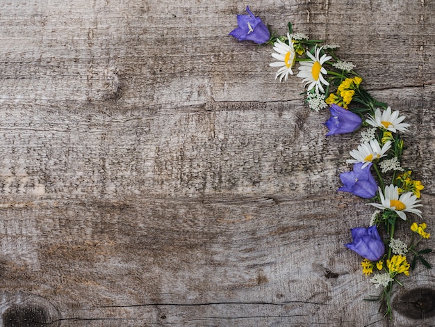 Schöner Blumenstrauß von hellen Blumen, Draufsicht