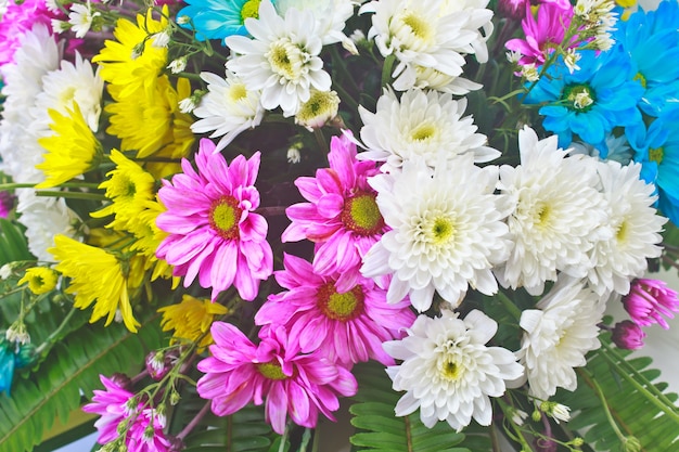 schöner Blumenstrauß von hellen Blumen