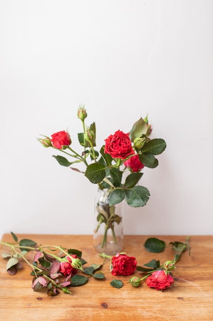 Foto schöner blumenstrauß von schönen blumen. die arbeit des floristen. blumenlieferdienst.