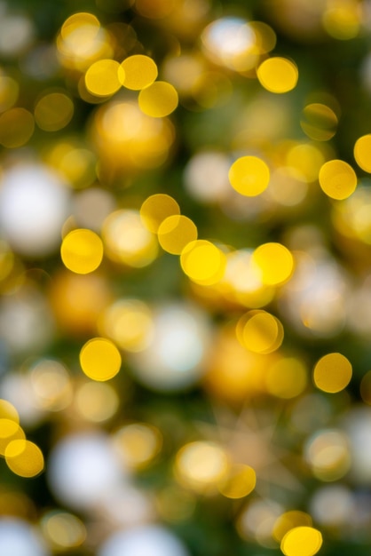 Foto schöner bokeh-effekt. unscharfer heller festlicher weihnachtshintergrund.