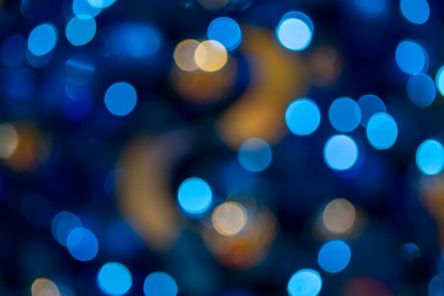 Schöner Bokeh-Effekt. Unscharfer heller festlicher Weihnachtshintergrund.