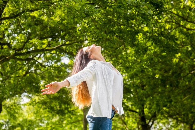 Foto schöner brunette im park