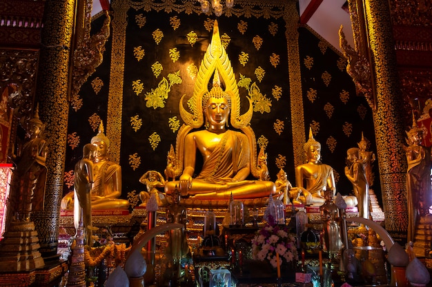 Schöner Buddha Chinnarat beschichtet mit Goldplatte in Thailand-Tempel