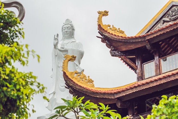 Schöner buddhistischer tempel auf dem hügel phu quoc vietnam