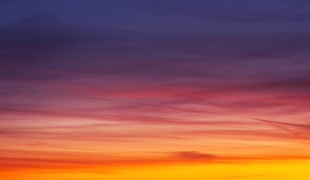 Schöner bunter Himmel bei Sonnenuntergang oder Sonnenaufgang.