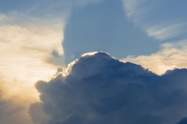 Schöner bunter Himmel und Regenwolken